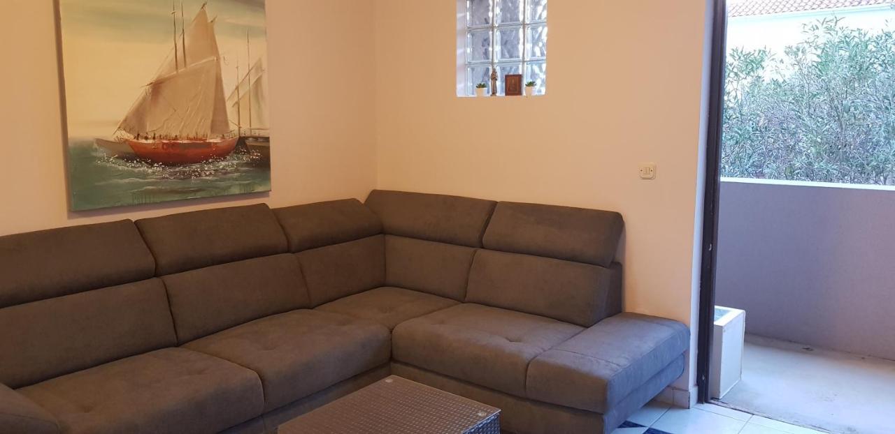 Apartments Miranda Kaprije Eksteriør bilde